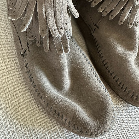 Grey Fringe Minnetonka Moccasins - Picture 4 of 5